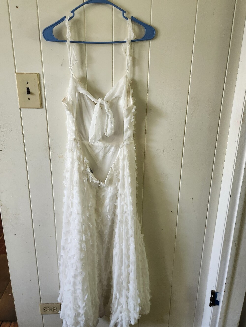 Lulu's White Textured Maxi Dress with Delicate Appliqué Size L - Picture 3 of 5